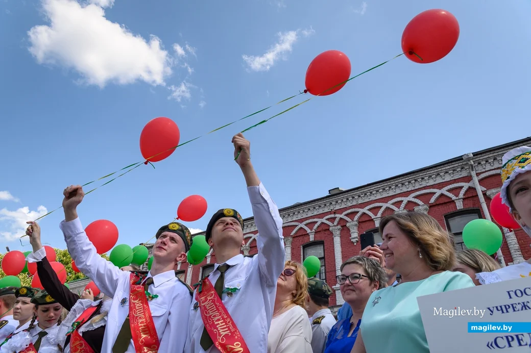 25.05.2023. Бобруйск. Последний звонок 2023. Торжественное шествие выпускников школ. Площадь Победы.