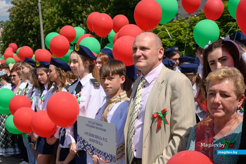 25.05.2023. Бобруйск. Последний звонок 2023. Торжественное шествие выпускников школ. Площадь Победы.