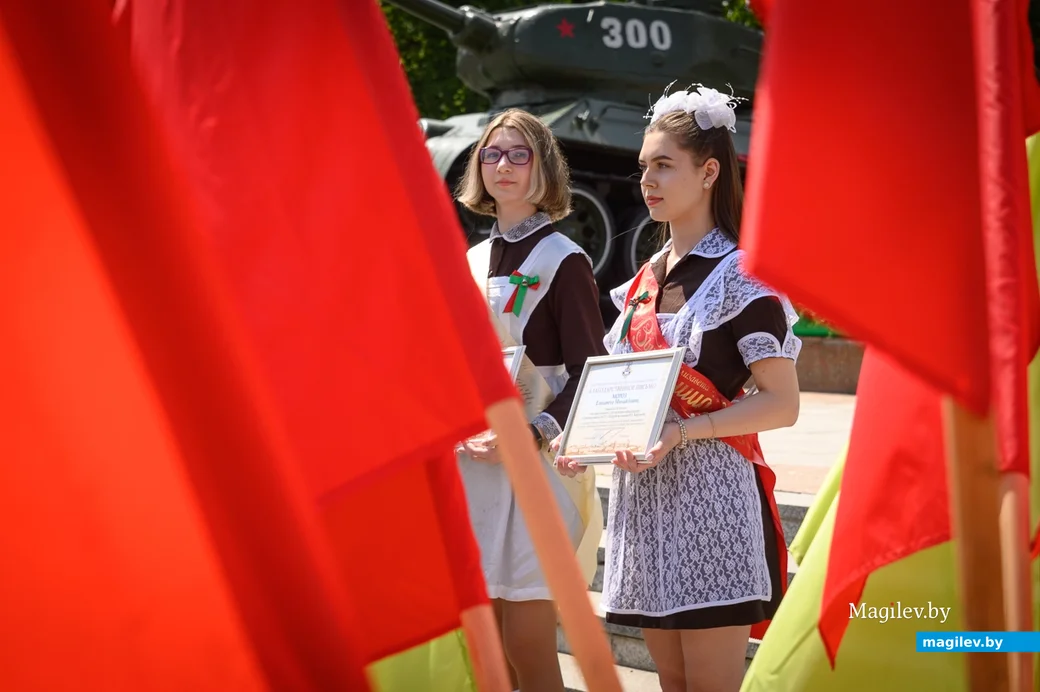 25.05.2023. Бобруйск. Последний звонок 2023. Торжественное шествие выпускников школ. Площадь Победы.