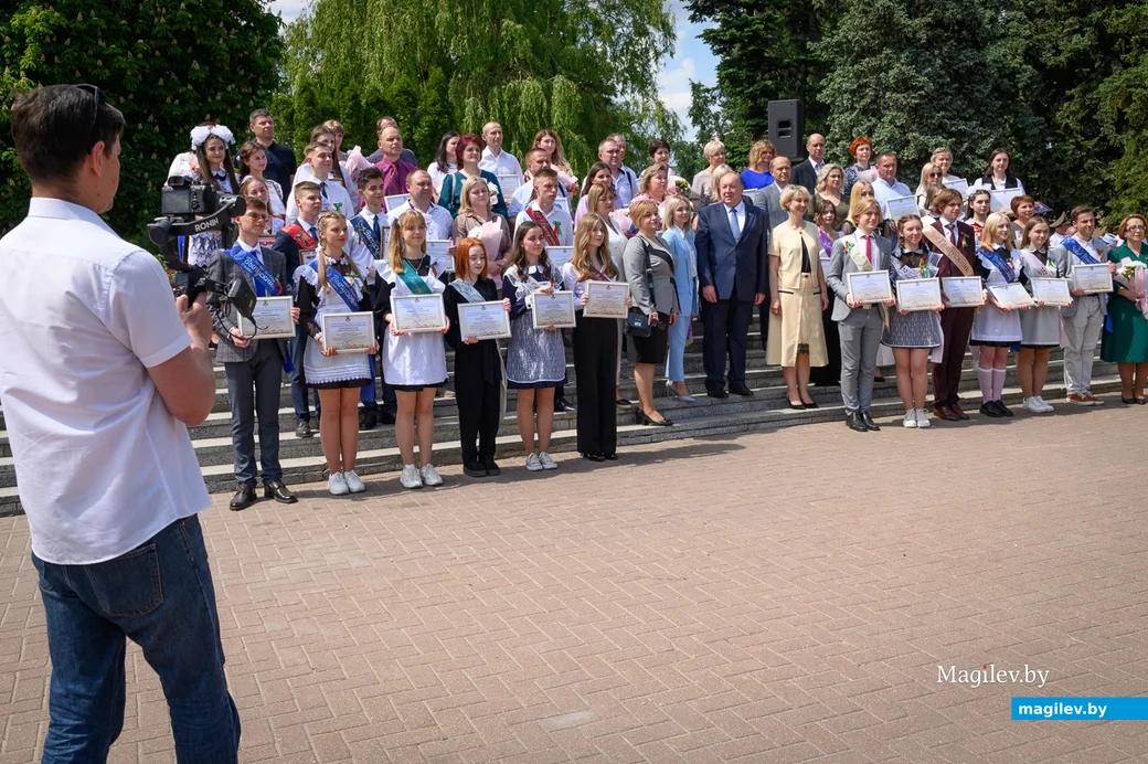 25.05.2023. Бобруйск. Последний звонок 2023. Торжественное шествие выпускников школ. Площадь Победы.