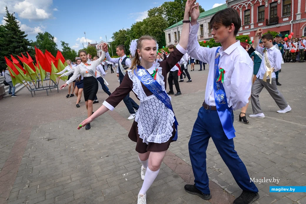 25.05.2023. Бобруйск. Последний звонок 2023. Торжественное шествие выпускников школ. Площадь Победы.