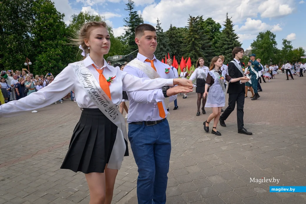 25.05.2023. Бобруйск. Последний звонок 2023. Торжественное шествие выпускников школ. Площадь Победы.