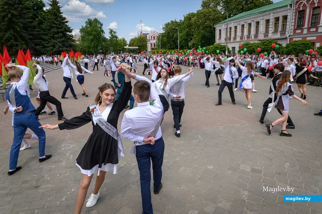 25.05.2023. Бобруйск. Последний звонок 2023. Торжественное шествие выпускников школ. Площадь Победы.