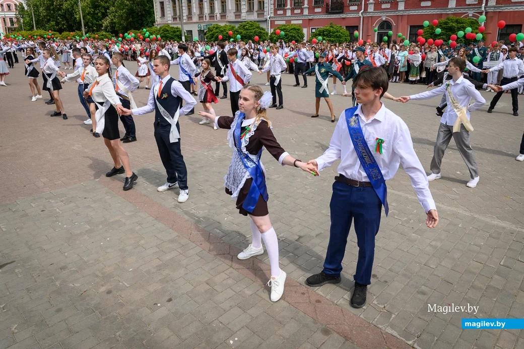 25.05.2023. Бобруйск. Последний звонок 2023. Торжественное шествие выпускников школ. Площадь Победы.