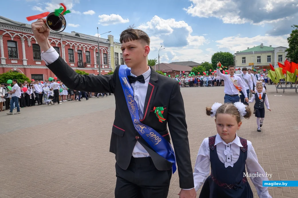 25.05.2023. Бобруйск. Последний звонок 2023. Торжественное шествие выпускников школ. Площадь Победы.