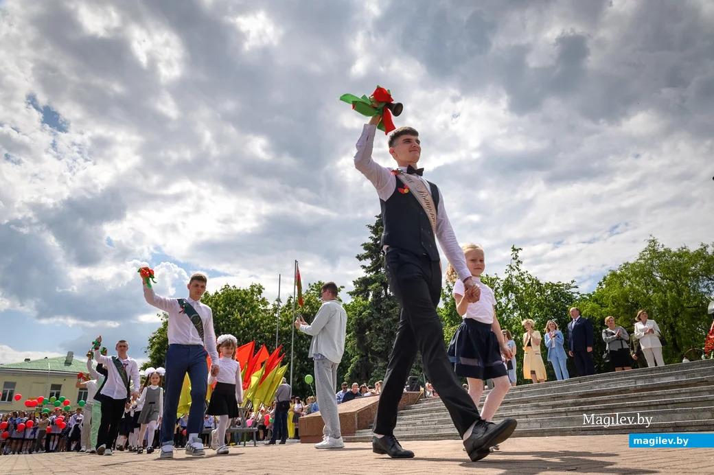 25.05.2023. Бобруйск. Последний звонок 2023. Торжественное шествие выпускников школ. Площадь Победы.