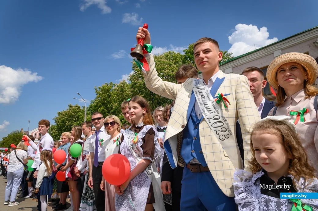 25.05.2023. Бобруйск. Последний звонок 2023. Торжественное шествие выпускников школ. Площадь Победы.