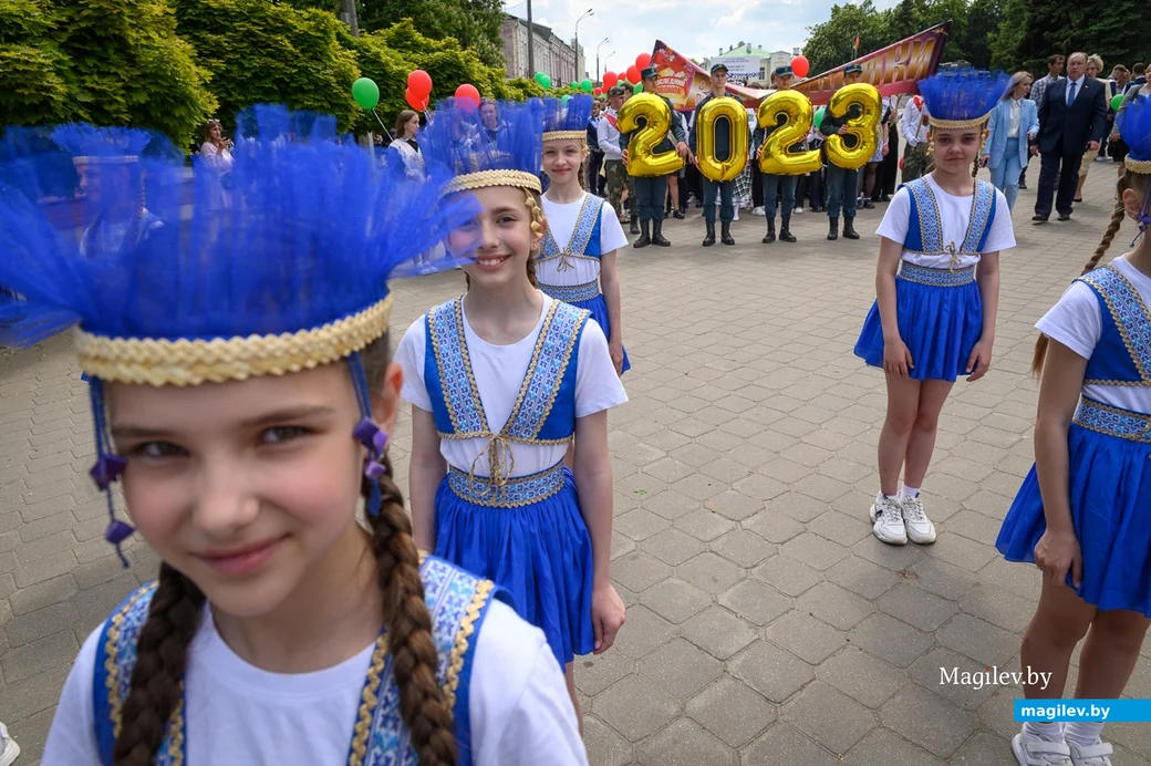 25.05.2023. Бобруйск. Последний звонок 2023. Торжественное шествие выпускников школ. Площадь Победы.