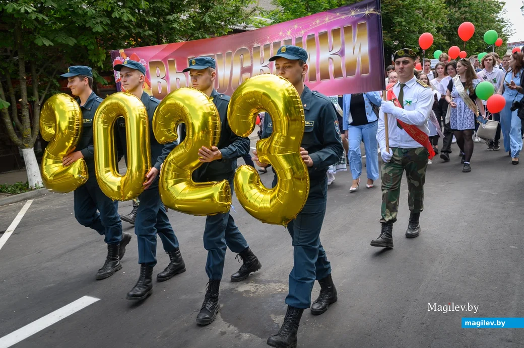 25.05.2023. Бобруйск. Последний звонок 2023. Торжественное шествие выпускников школ. Площадь Победы.