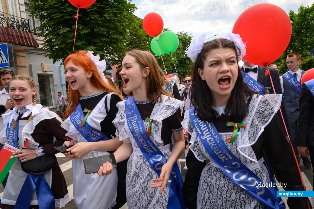 25.05.2023. Бобруйск. Последний звонок 2023. Торжественное шествие выпускников школ. Площадь Победы.