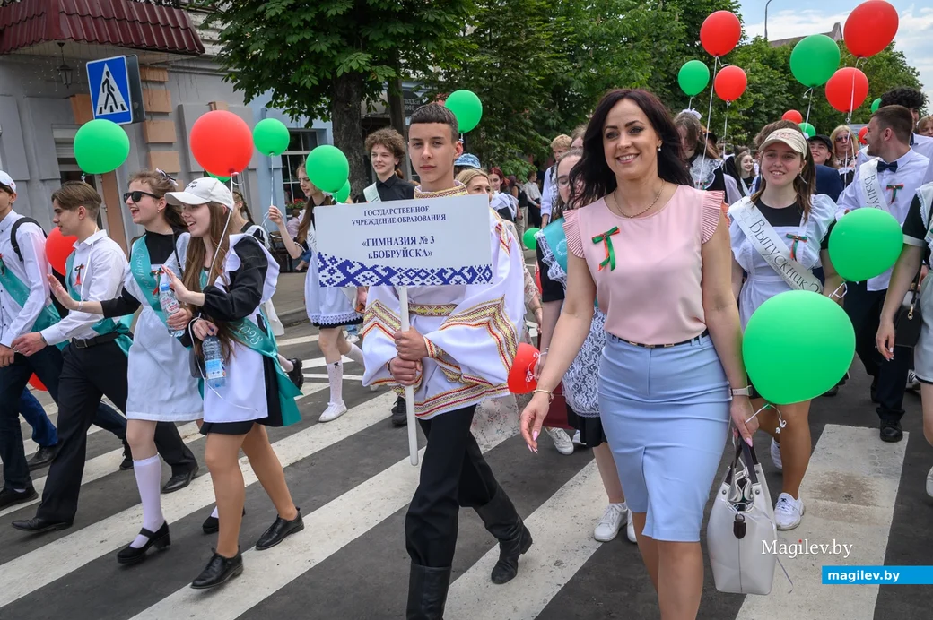 25.05.2023. Бобруйск. Последний звонок 2023. Торжественное шествие выпускников школ.