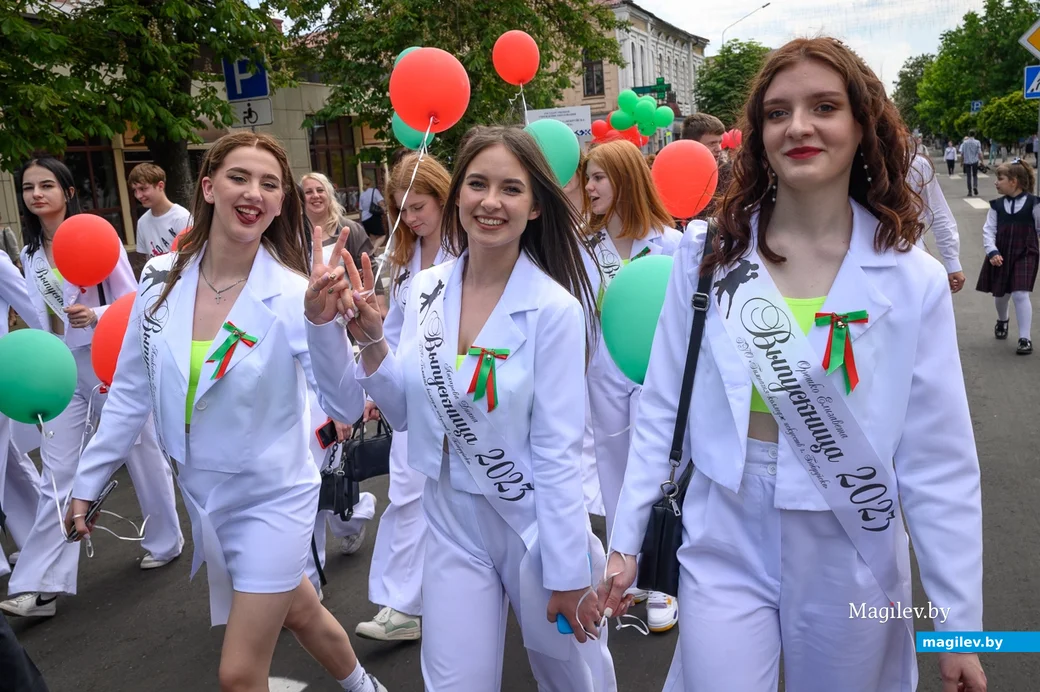 25.05.2023. Бобруйск. Последний звонок 2023. Торжественное шествие выпускников школ.