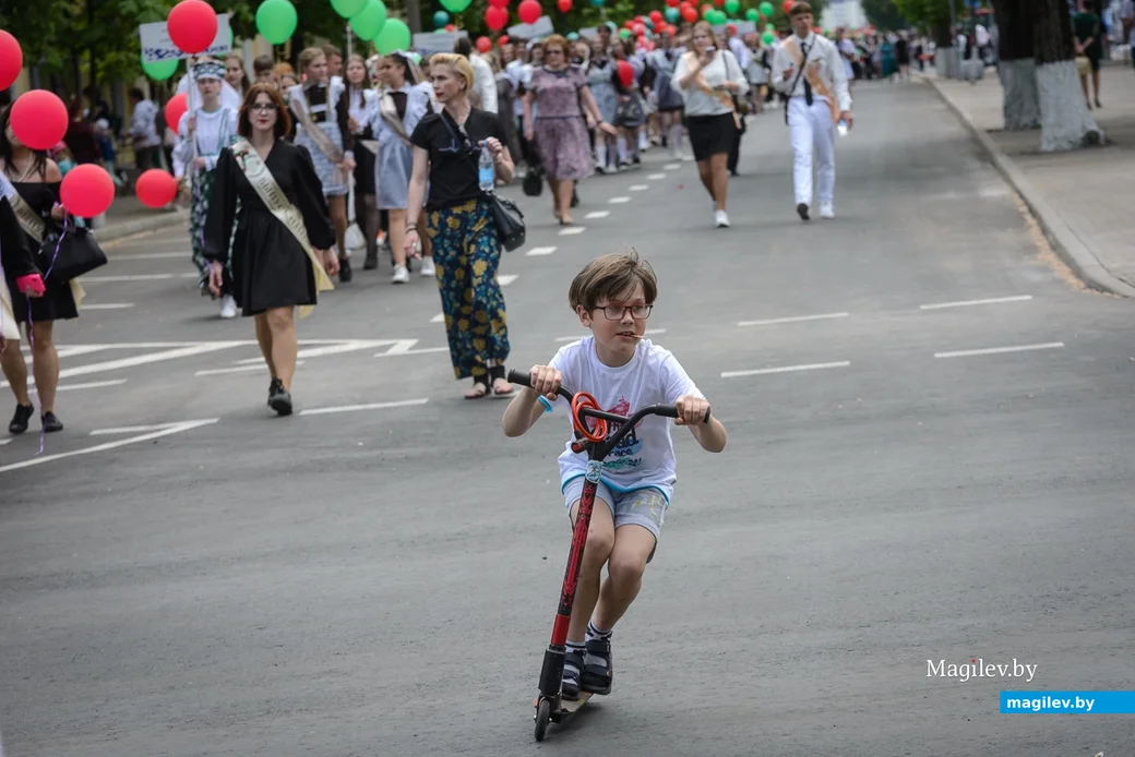 25.05.2023. Бобруйск. Последний звонок 2023. Торжественное шествие выпускников школ.