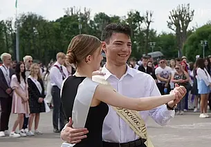 Прощальный вальс расставания с детством исполнили могилевские выпускники школ. Фотофакт