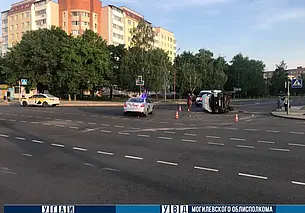 На перекрестке в Могилеве столкнулись автомобиль такси и микроавтобус