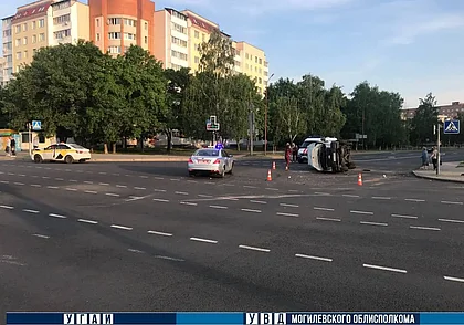 На перекрестке в Могилеве столкнулись автомобиль такси и микроавтобус