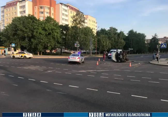 На перекрестке в Могилеве столкнулись автомобиль такси и микроавтобус