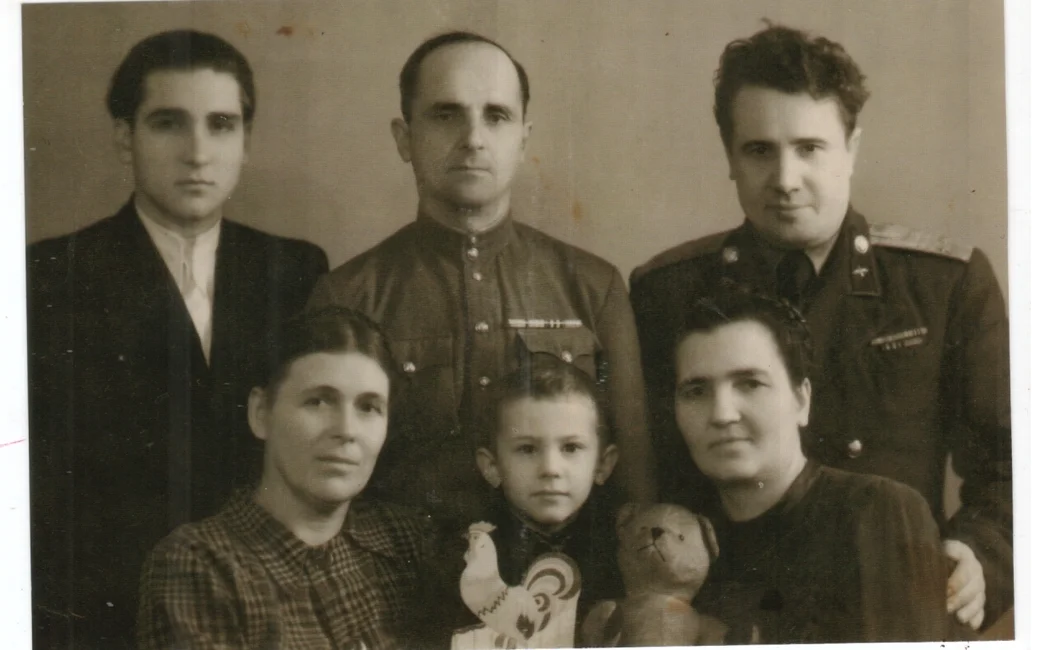 Фото 6. Вера с мужем и маленьким сыном Юрой (справа) и старший брат Веры – Володя с женой и