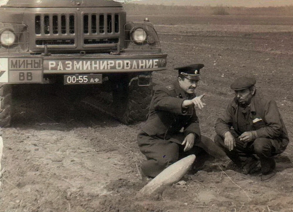 Виктор Филонов (слева) на службе. Гомельская область, 1991 год.