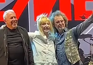 Алла Пугачева посетила концерт «Машины времени» и обняла Андрея Макаревича (видео)