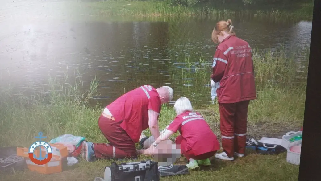 Прибывшие на место работники скорой помощи около 40 минут проводили реанимацию, но спасти его не удалось.