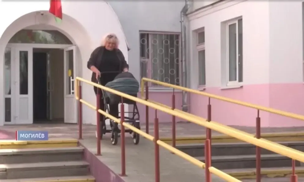 Май 2023 г. Могилев. Скриншот из видео СТВ. Малышка сейчас в Доме ребенка.