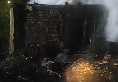 Ночью в Осиповичском районе горел дом, внутри которого находились хозяева с детьми