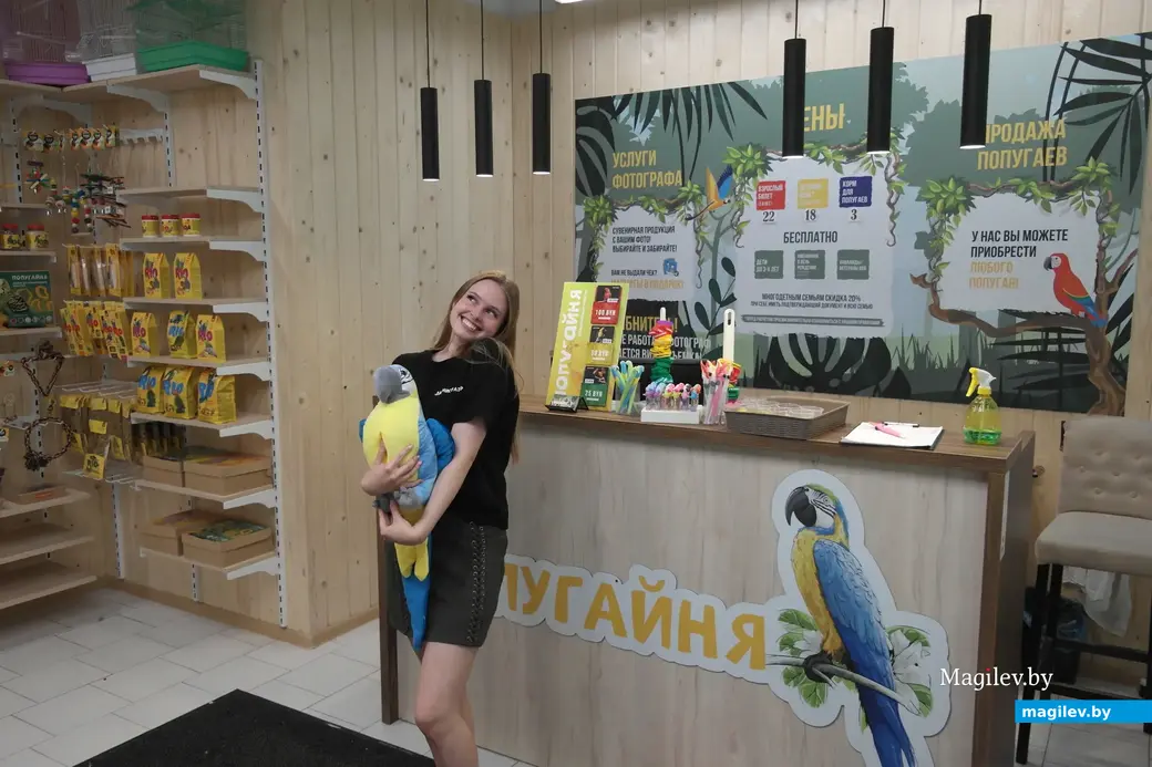 Попугайня, Могилев. 24.05.2023. Перед входом стоит обработать руки антисептиком и прочесть инструкцию. Можно купить угощение для птиц и накидку для одежды.