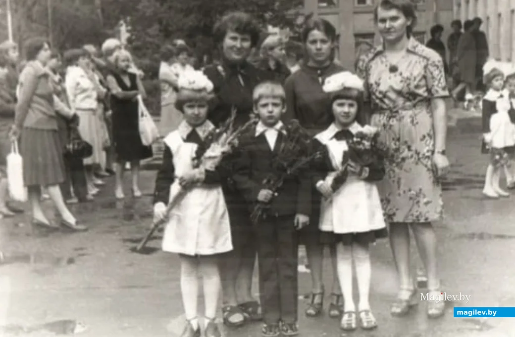Галина Дмитриевна Мазан с дочерью Аленой (слева). Первый раз в первый класс.