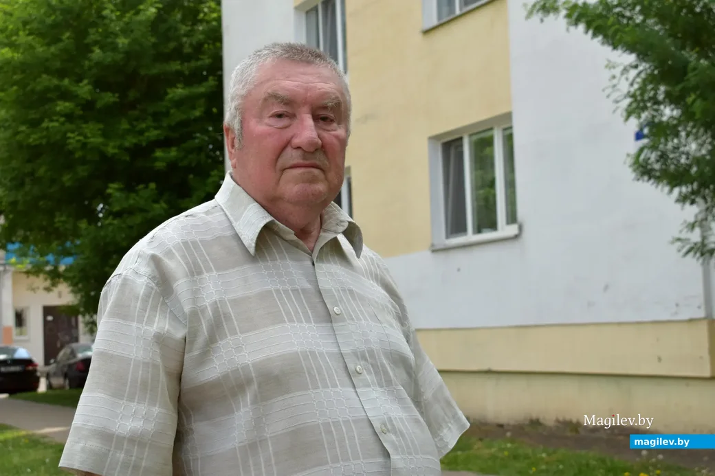 Александр Николаевич Мазан у дома на улице Горького, где в 1977-м они получили квартиру.