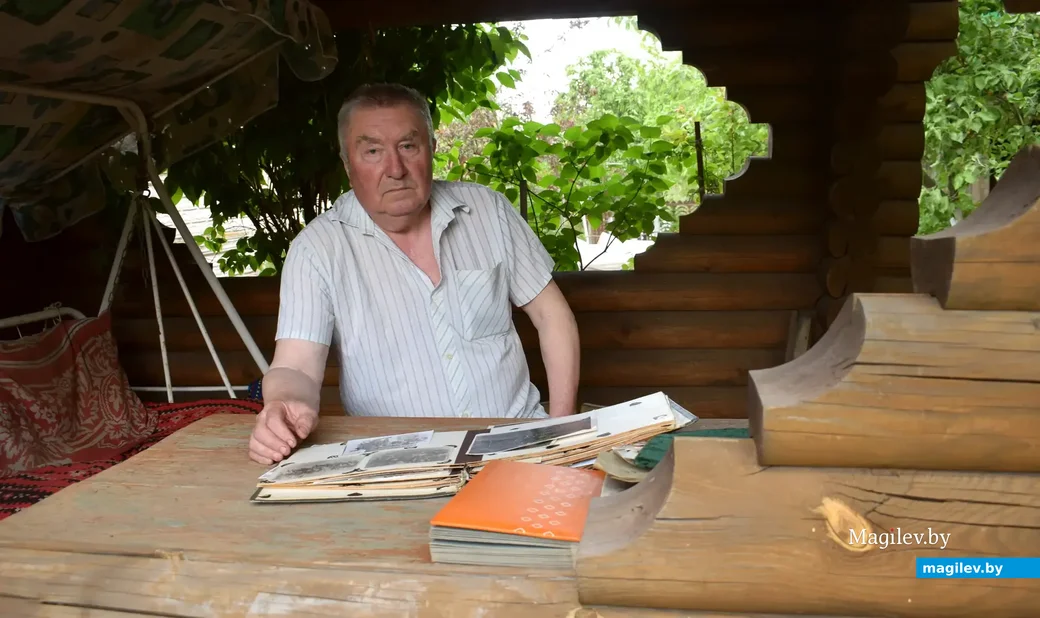 25.05.2023 г., Ббобруйск. Александр Николаевич Мазан показывает свой семейный альбом.