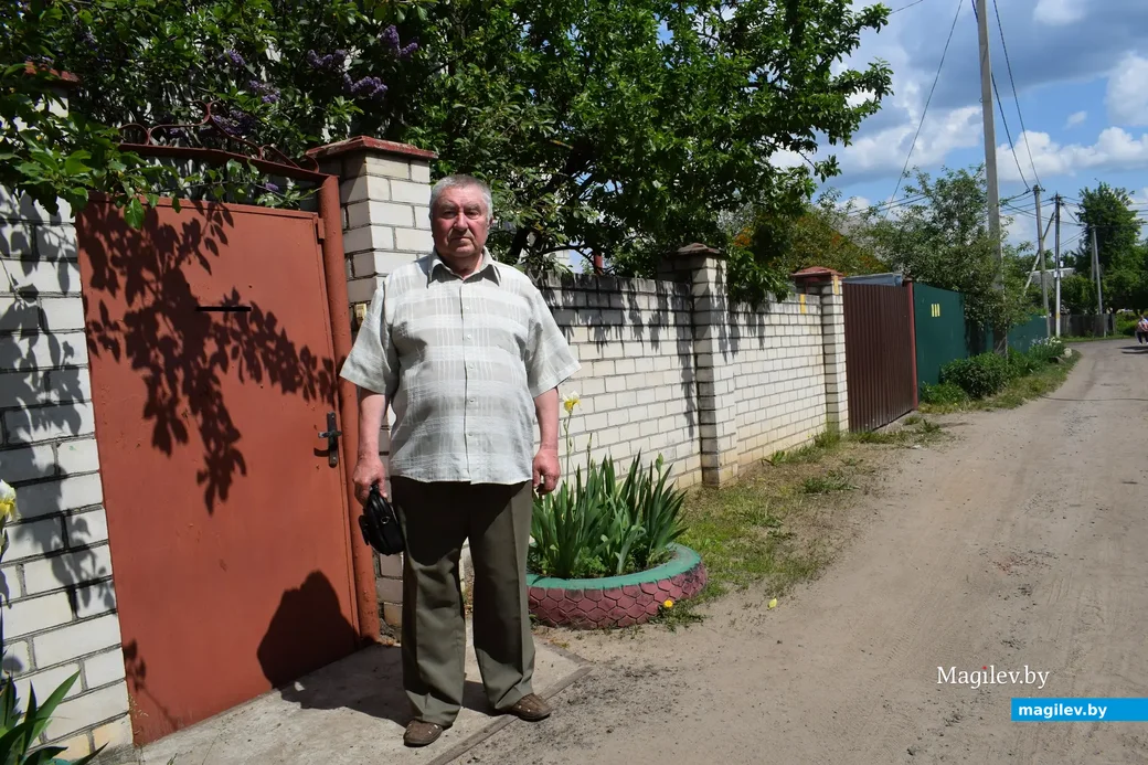 Александр Николаевич Мазан сегодня. У своего бобруйского дома на"Скрипочке". 25.05.2023 г.