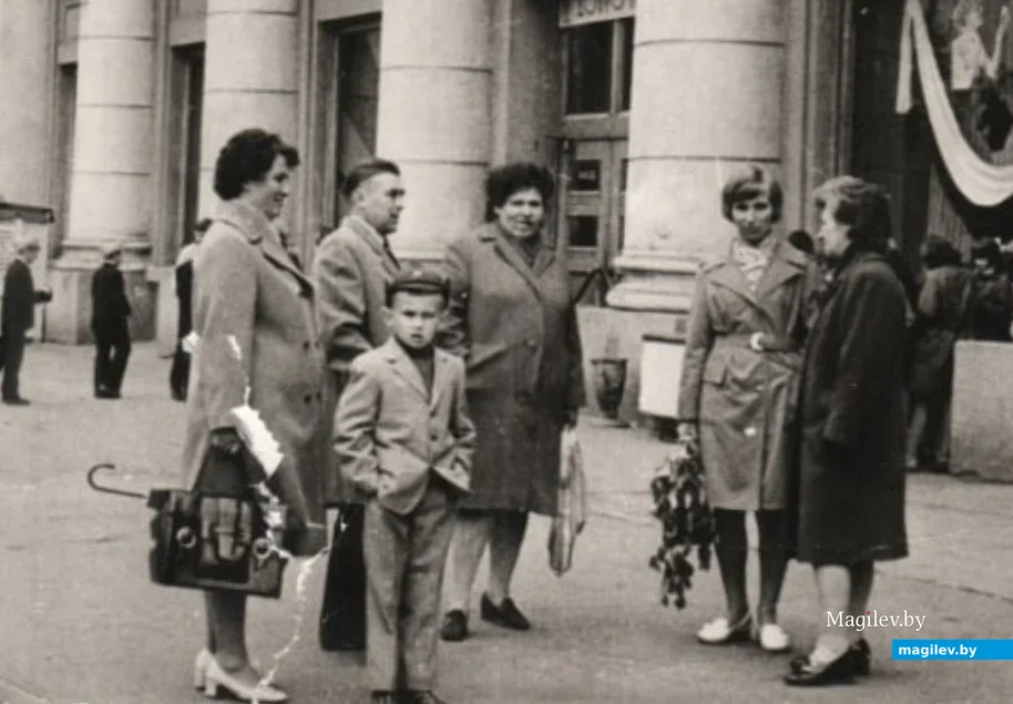 Галина Дмитриевна Мазан (слева) с коллегами возле универмага. 7 ноября 1970 г.
