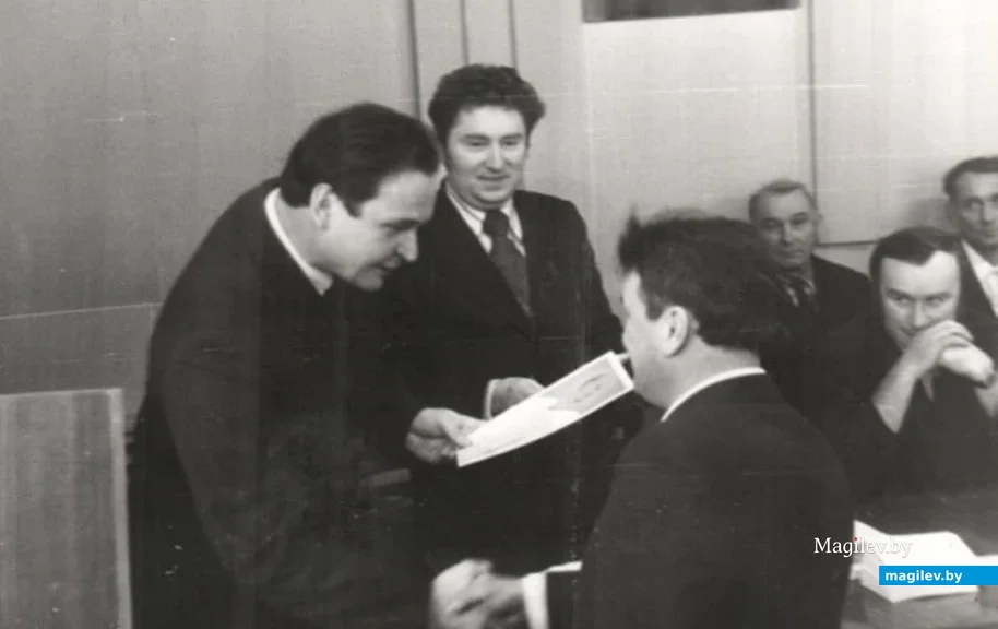 Александр Николаевич Мазан (второй слева) во время работы в лесхозе, 1980-е.
