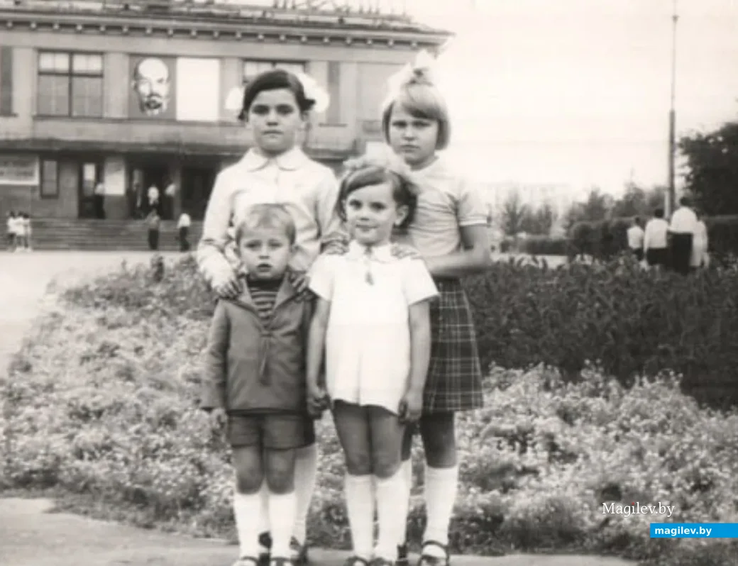 Сын Саша и дети родственников в парке, 1974 год.