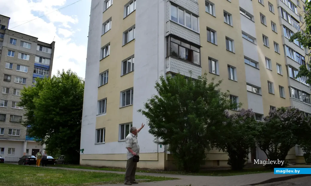Александр Николаевич Мазан у дома на улице Горького, где в 1977-м они получили квартиру.