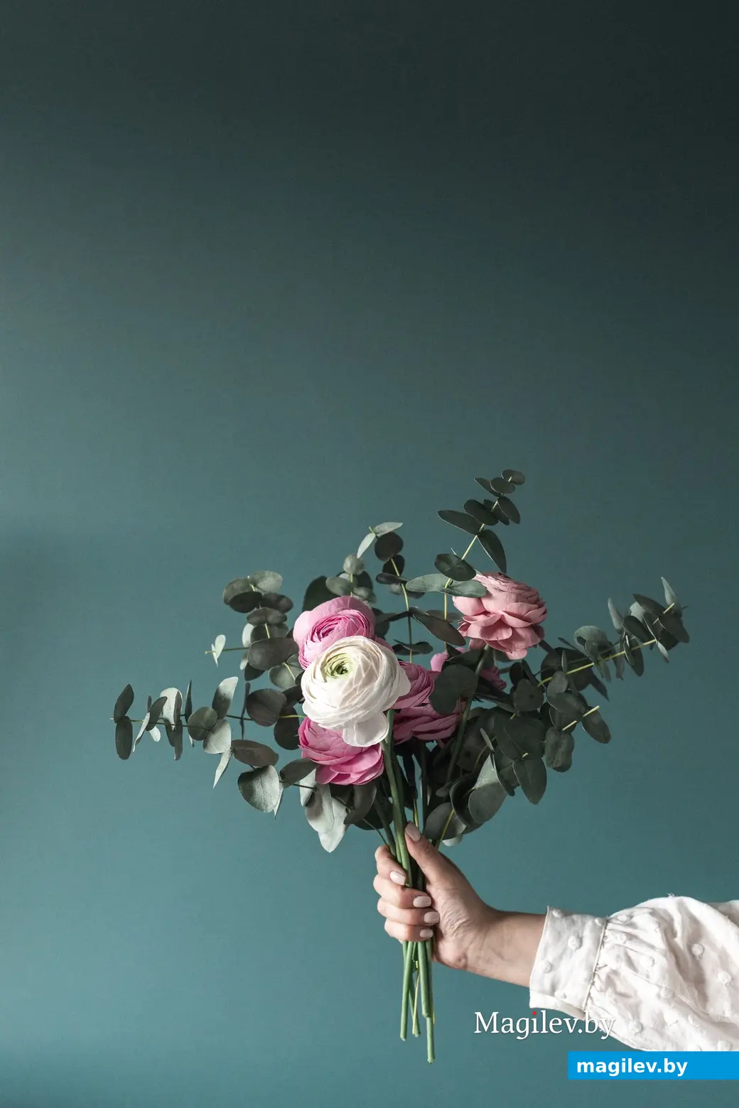 Такой букет не завянет и будет радовать долгие годы.