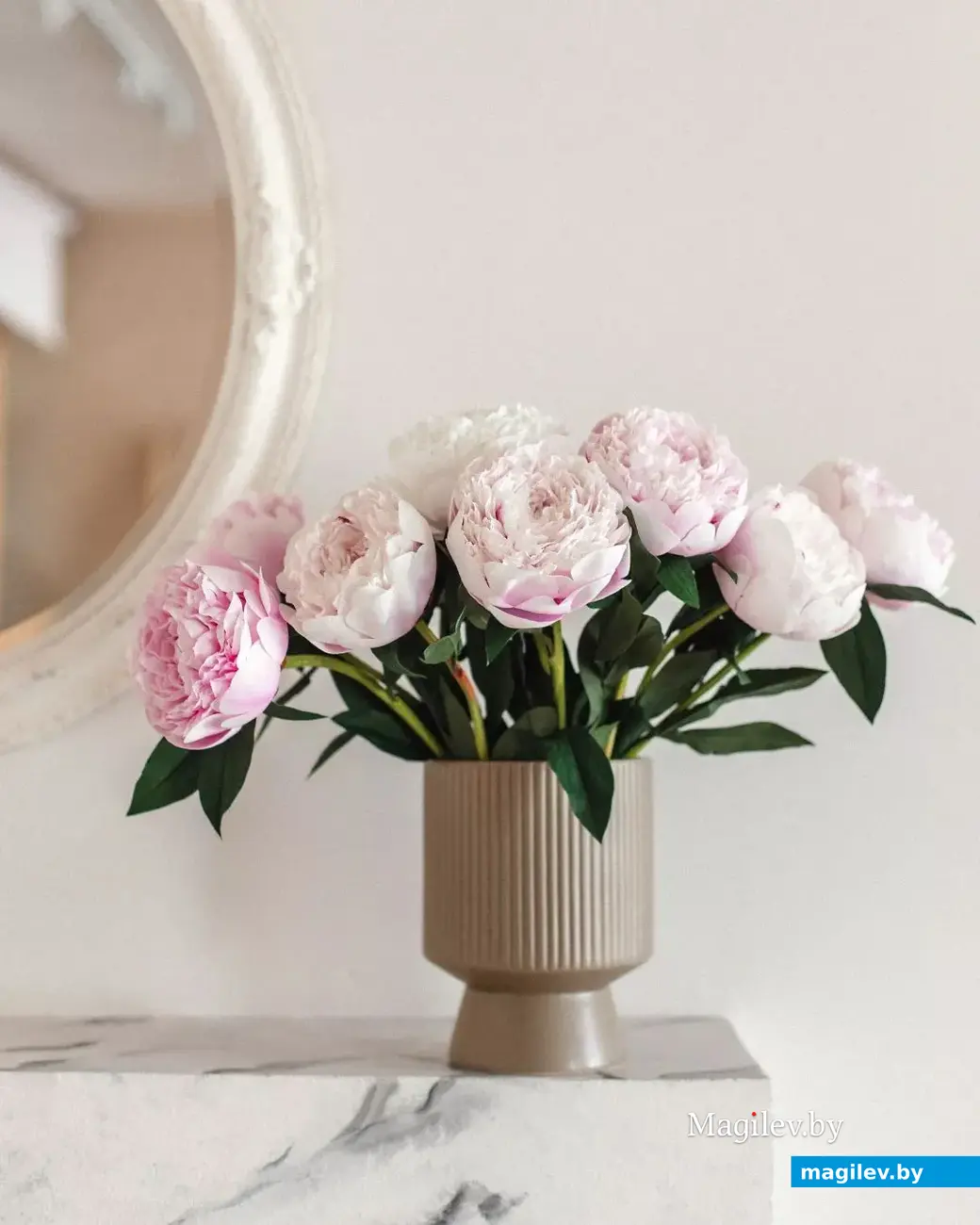 Такие цветы очень просты в уходе.