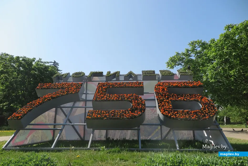 Май 2023 г. Могилев. Специалисты «Могилевзеленстрой» высадили более миллиона цветов в нынешнем году.