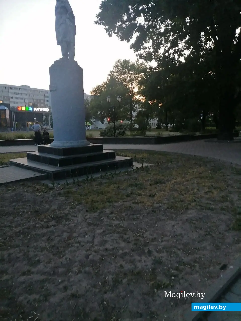 Май 2023 г. Могилев, пр.Пушкинский. Вот так выглядит сквер у кинотеатра «Космос».