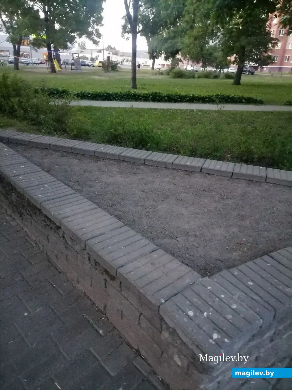 Май 2023 г. Могилев, пр.Пушкинский. Вот так выглядит сквер у кинотеатра «Космос».