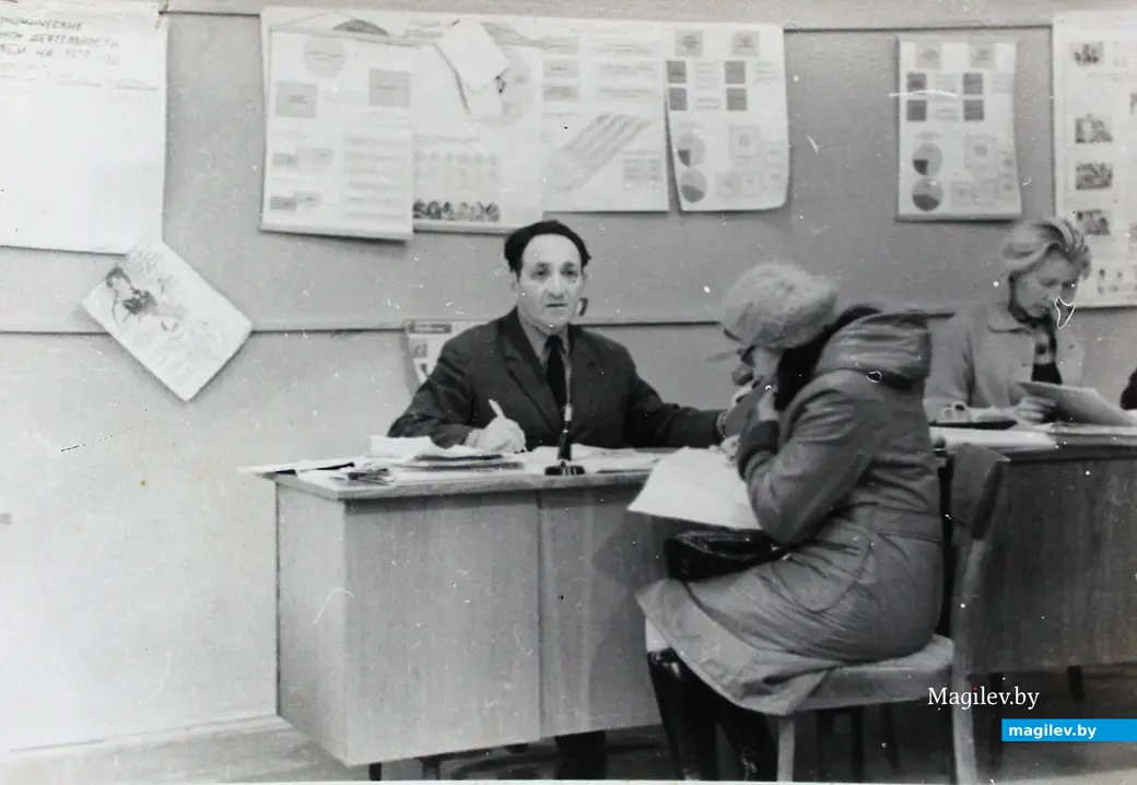 Генрих Берович на работе. Фото конца 70-х прошлого века.