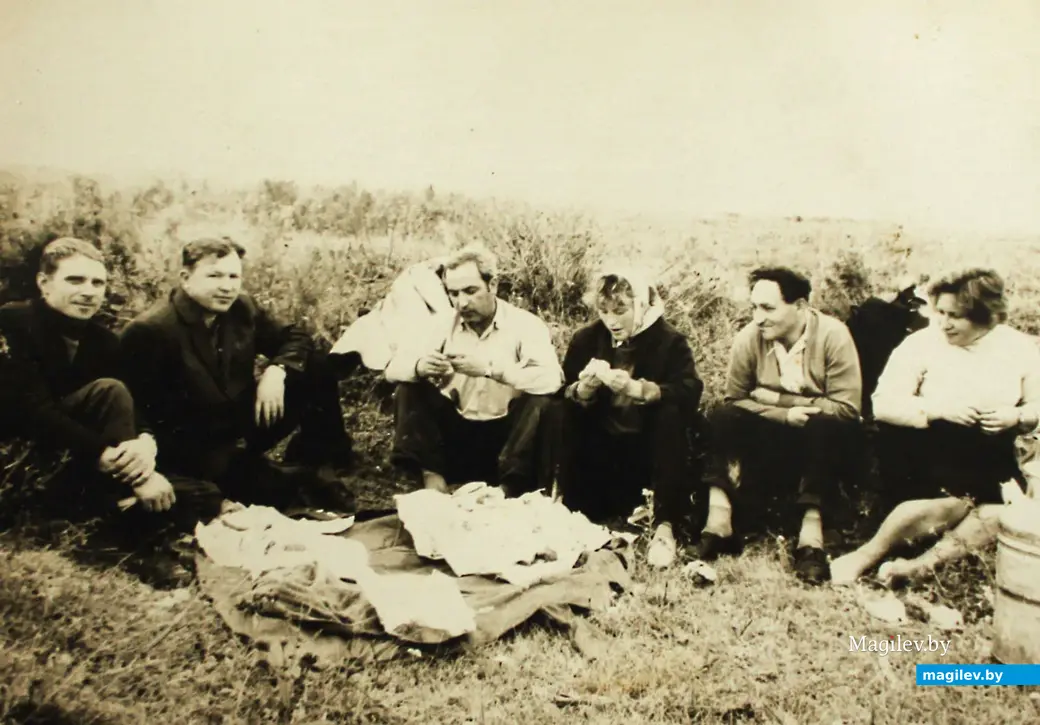 Генрих Берович в колхозе во время обеда.