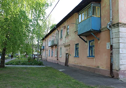 Дом №3 на Менжинского: деревянные перила, румынская мебель и сарай во дворе