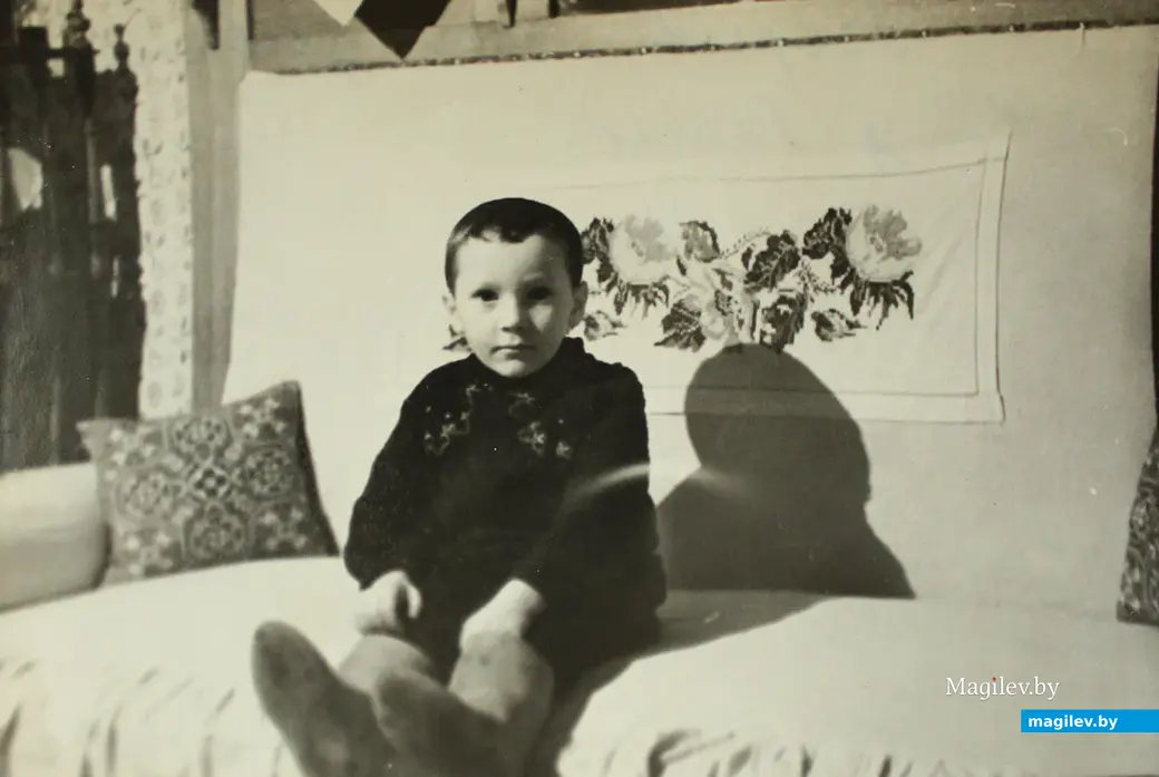 Первенец Генриха Беровича и Кимы Яковлевны – Борис в коммуналке на Ленинской, 38. Фото конца 50-х прошлого века.