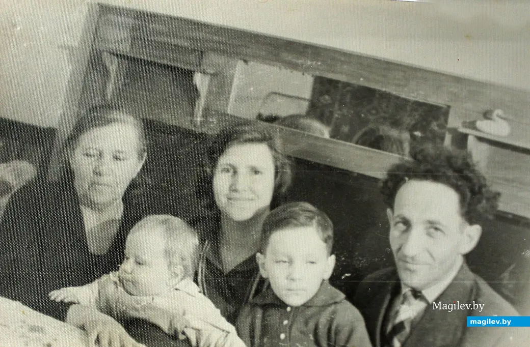 В коммуналке на Ленинской, 38. Фото конца начала 60-х прошлого века.