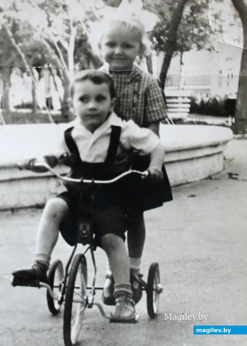 Борис на прогулке в Комсомольском сквере Могилева. Фото конца 50-х прошлого века.