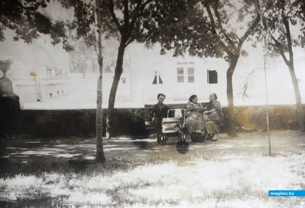 В Комсомольском сквере Могилева. Фото конца 50-х прошлого века.