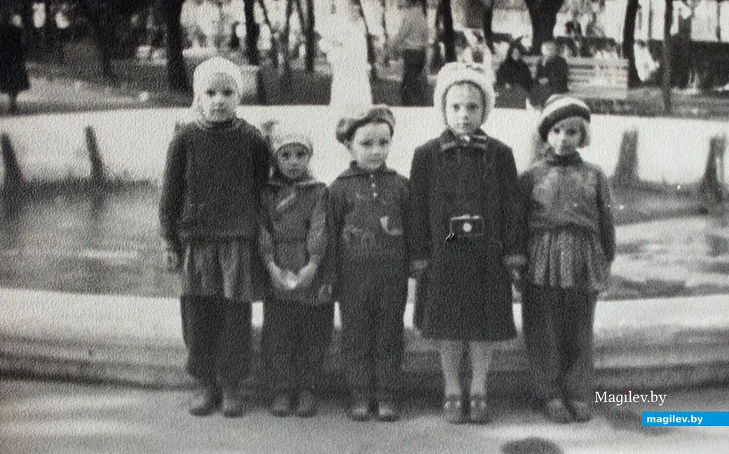 Борис с друзьями в Комсомольском сквере Могилева. Фото конца 60-х прошлого века.