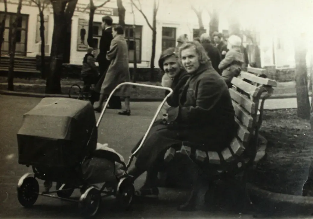 На прогулке в Комсомольском сквере Могилева. Фото конца 50-х прошлого века.